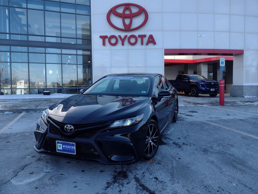2024 Toyota Camry SE's photo