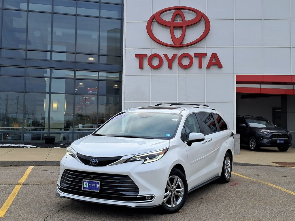 2022 Toyota Sienna Platinum's photo