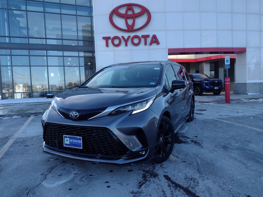 2022 Toyota Sienna XSE's photo