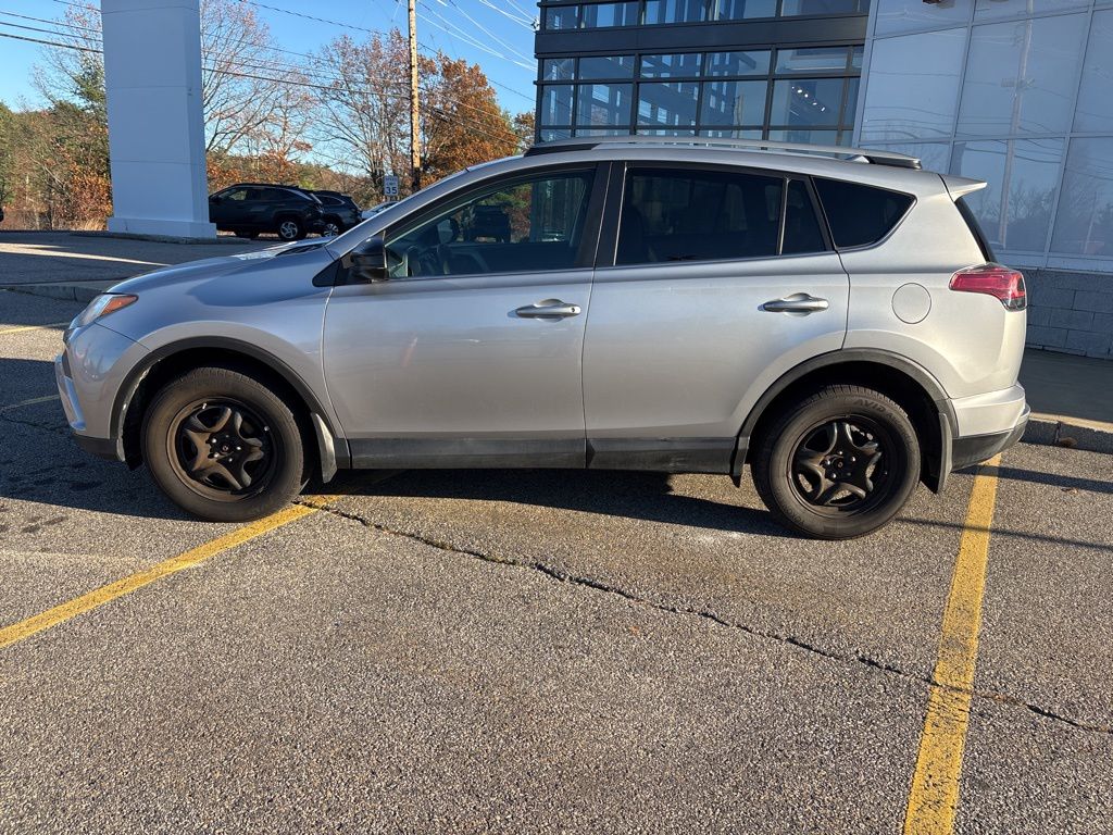 2018 Toyota RAV4 LE photo 4