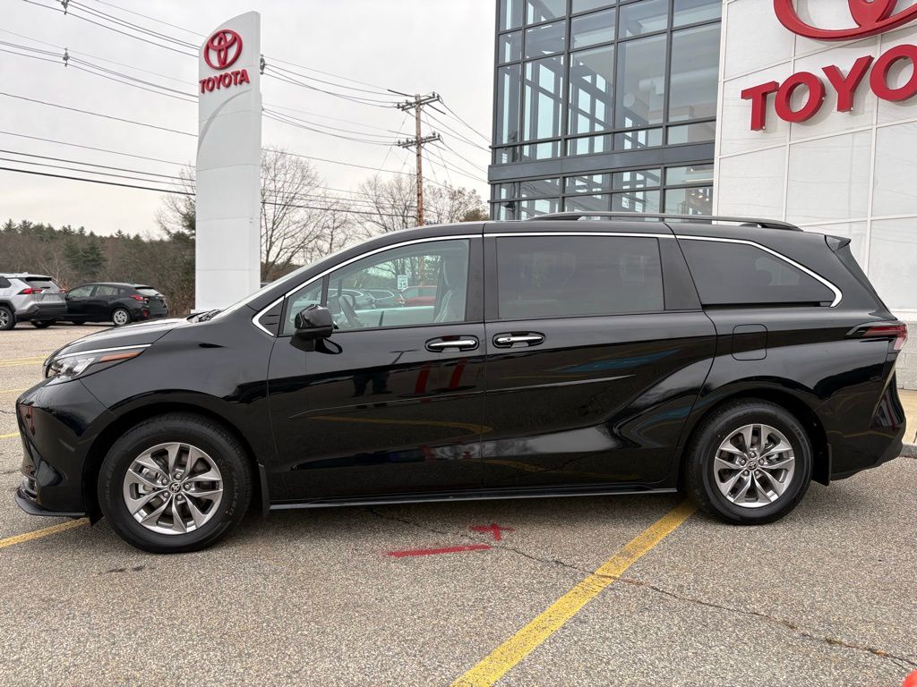 2025 Toyota Sienna XLE photo 3