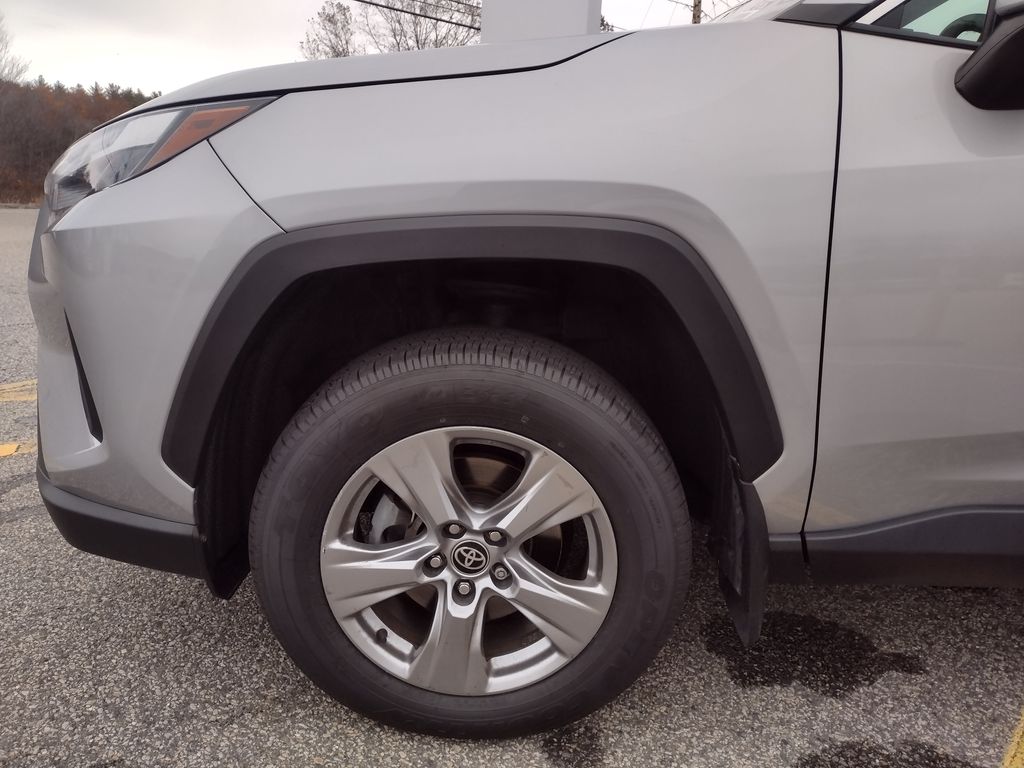 2024 Toyota RAV4 XLE photo 2