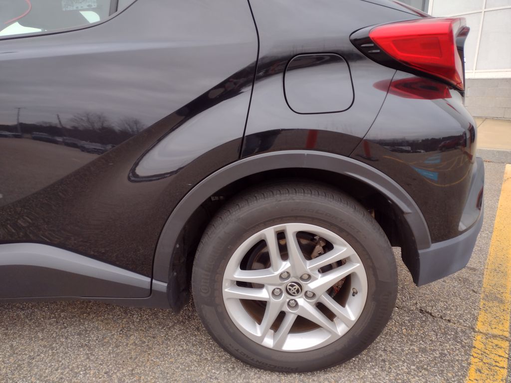 2020 Toyota C-HR LE photo 4