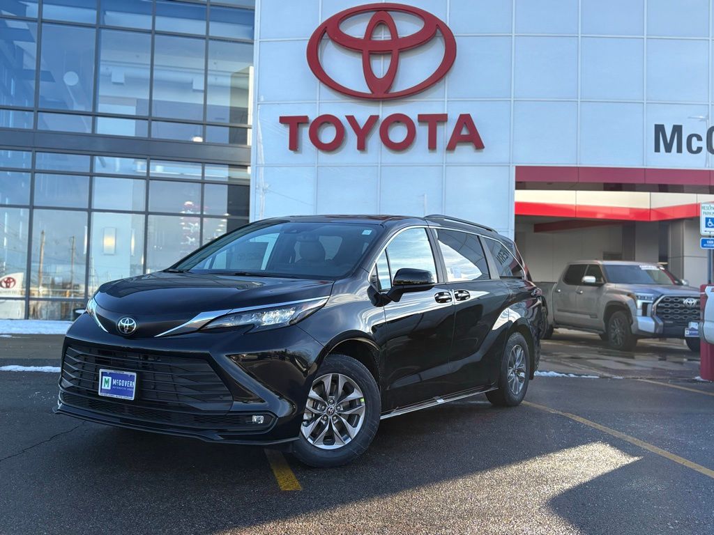 2026 Toyota Sienna XLE's photo