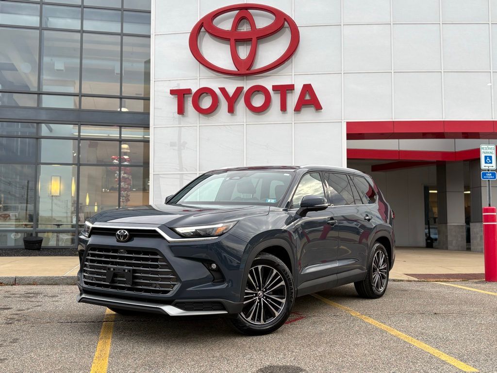 2024 Toyota Grand Highlander Platinum's photo