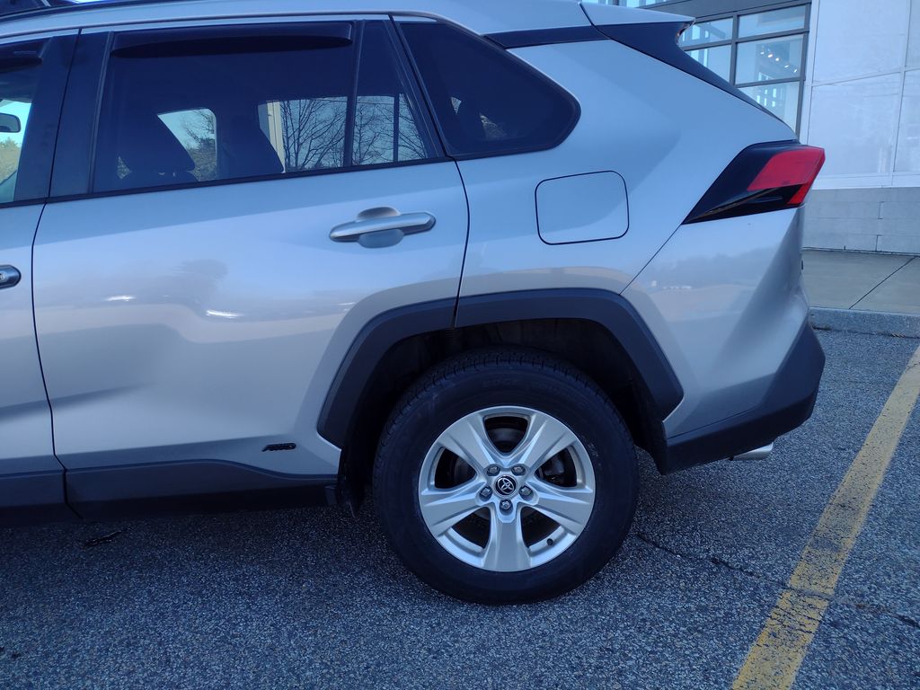 2021 Toyota RAV4 Hybrid XLE photo 4