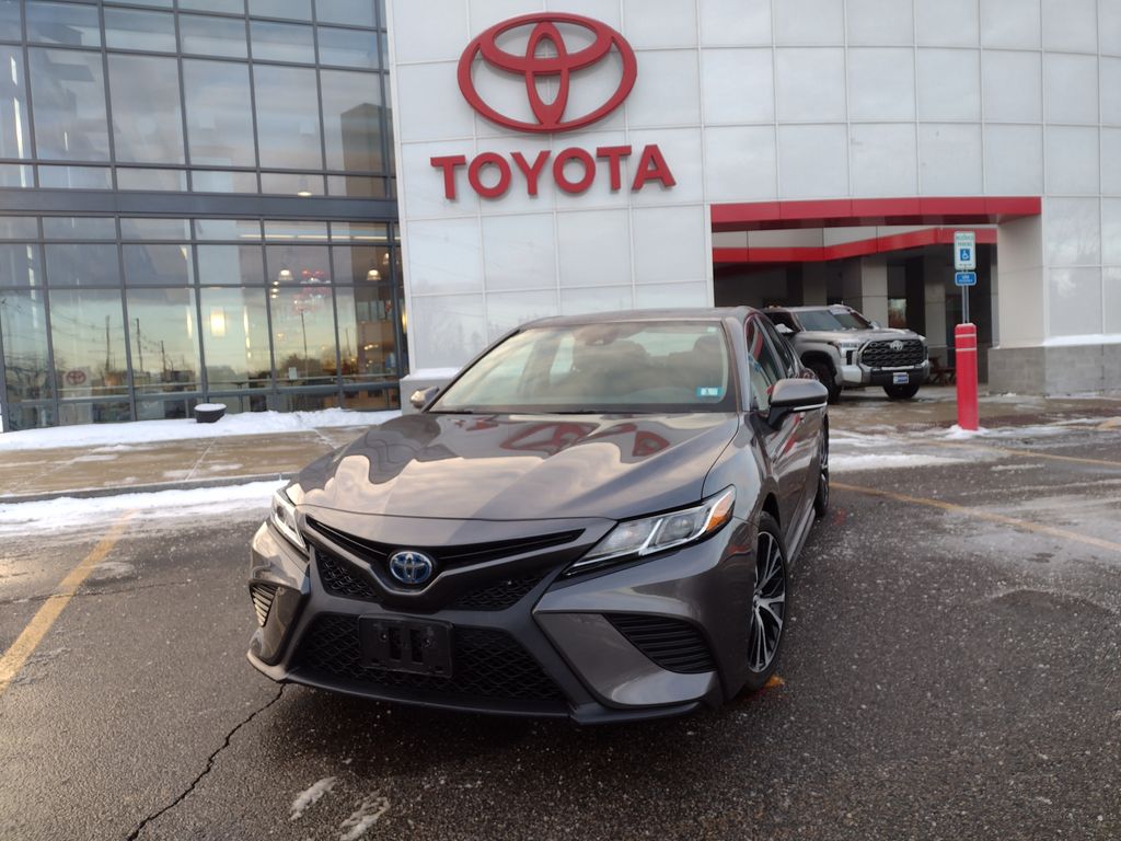 2019 Toyota Camry XLE Hybrid's photo
