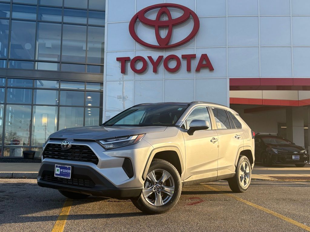 2025 Toyota RAV4 XLE's photo