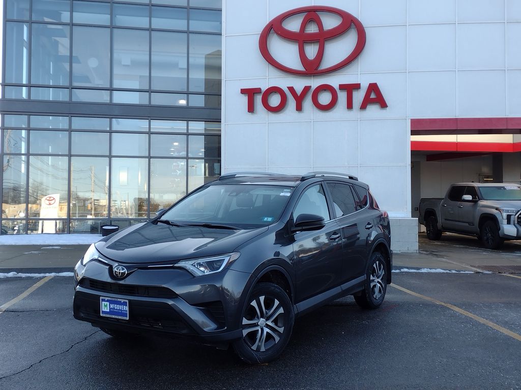2018 Toyota RAV4 LE's photo