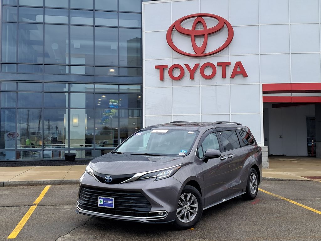 2022 Toyota Sienna Van Passenger Van 