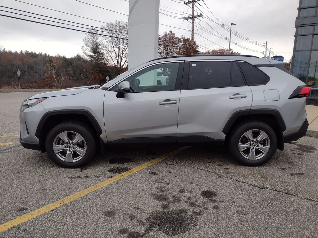 2024 Toyota RAV4 XLE photo 3