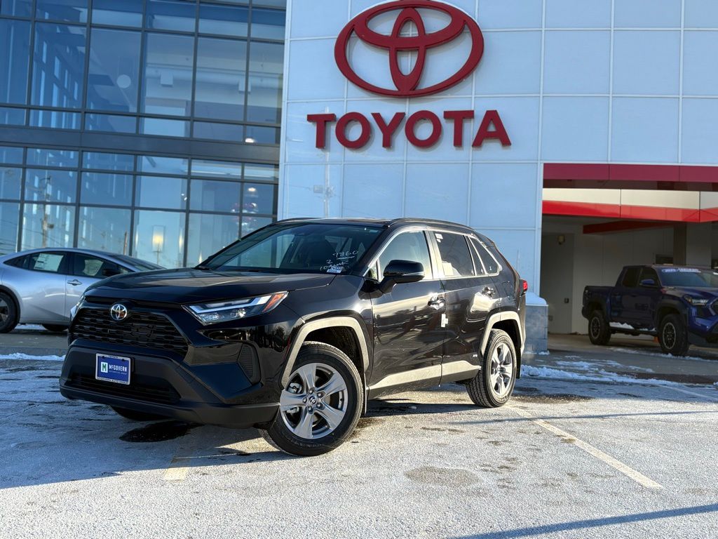 2025 Toyota RAV4 XLE's photo