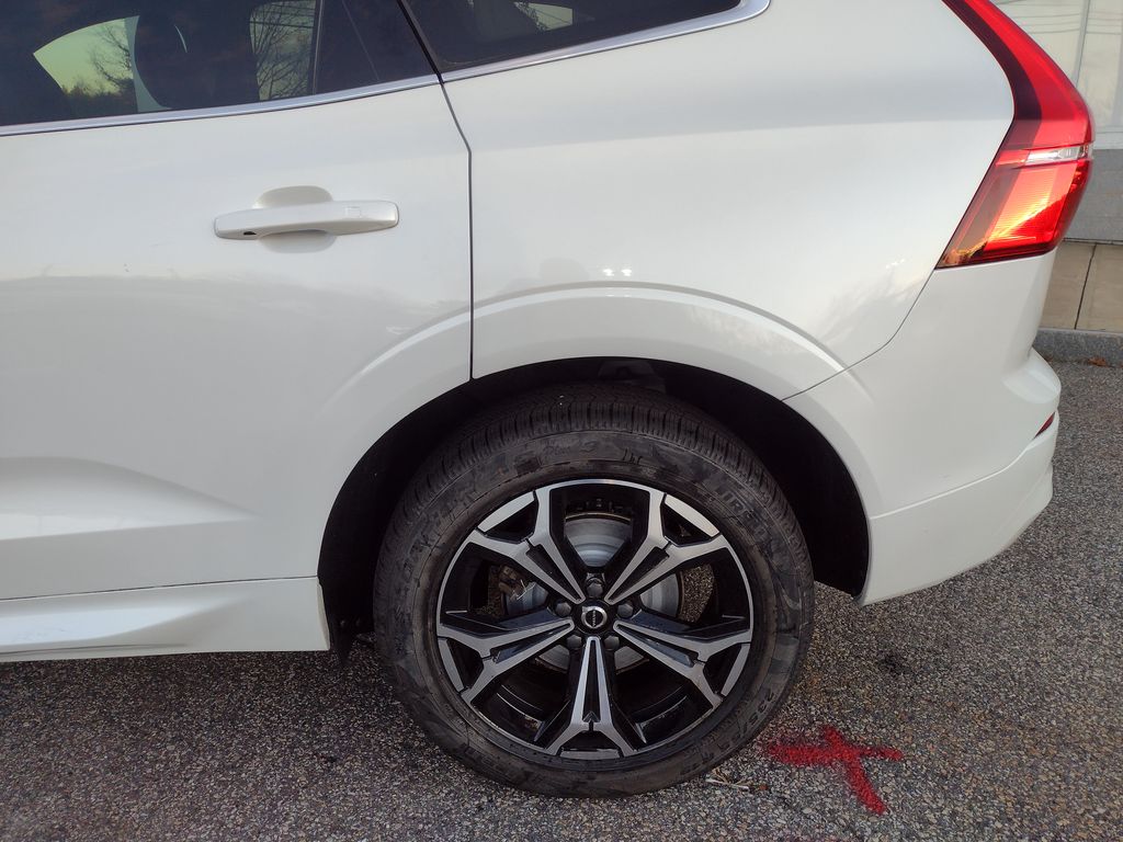 2022 Volvo XC60 B5 Momentum photo 4