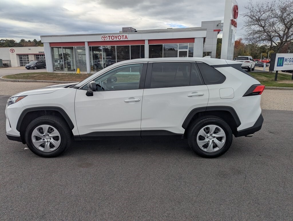 2023 Toyota RAV4 LE photo 2