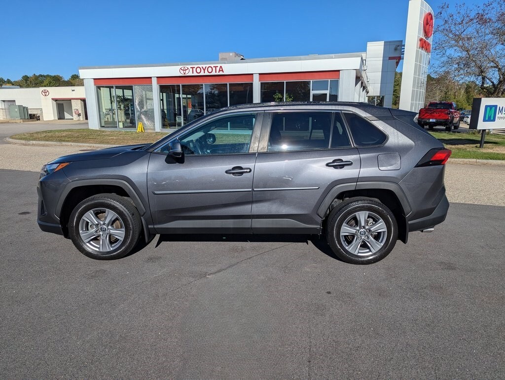 2022 Toyota RAV4 XLE photo 2