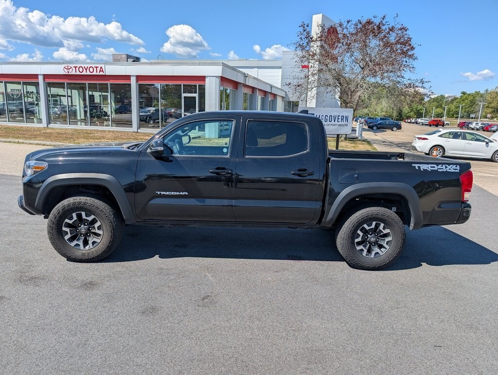 2023 Toyota Tacoma TRD Off-Road photo 2