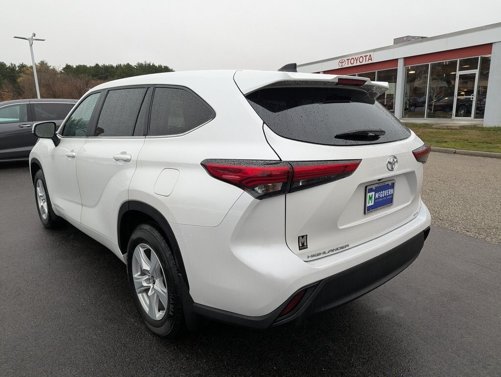 2023 Toyota Highlander L photo 3