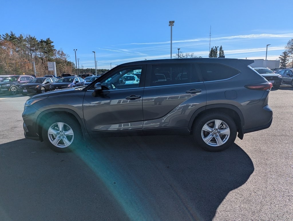 Used 2025 Toyota Highlander LE SUV