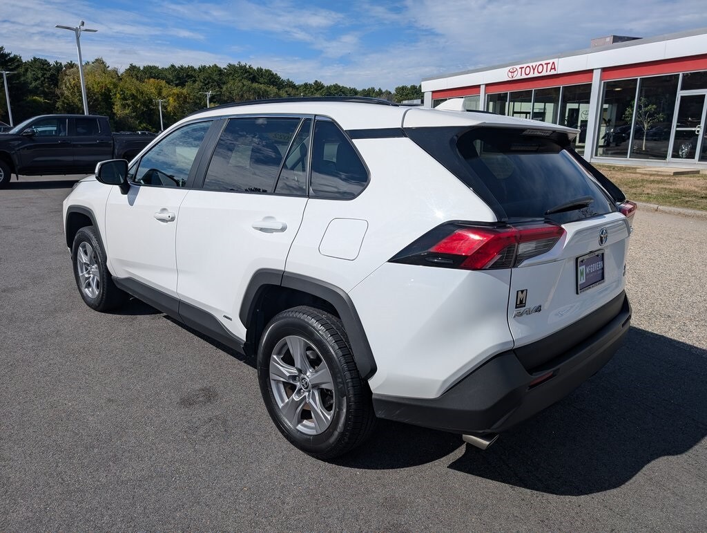 2022 Toyota RAV4 Hybrid XLE photo 2