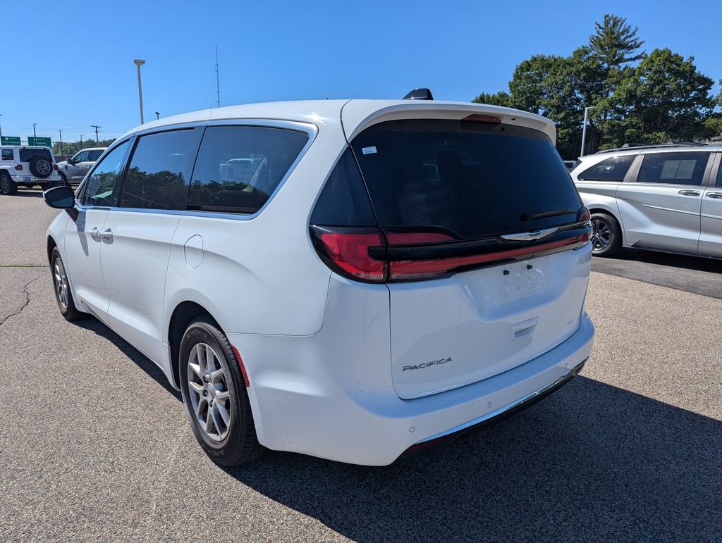 Used 2023 Chrysler Pacifica Touring L Minivan/Van