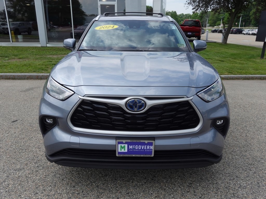 Used 2024 Toyota Highlander XLE with VIN 5TDKBRCHXRS609017 for sale in Portsmouth, NH