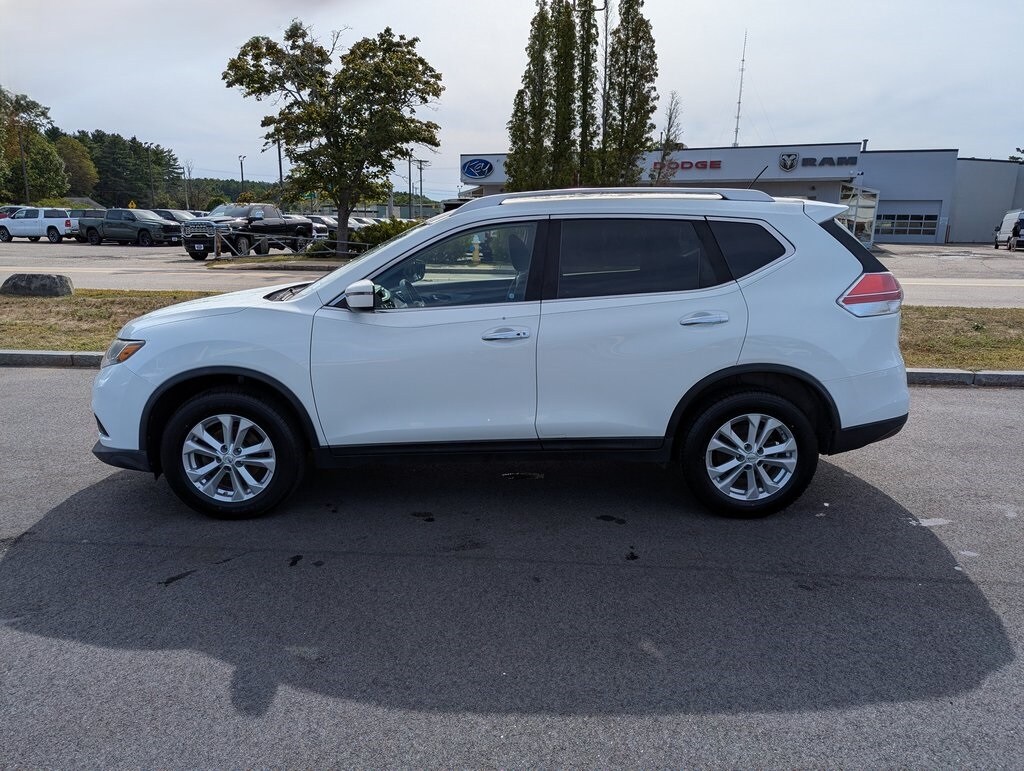 2016 Nissan Rogue SV photo 2
