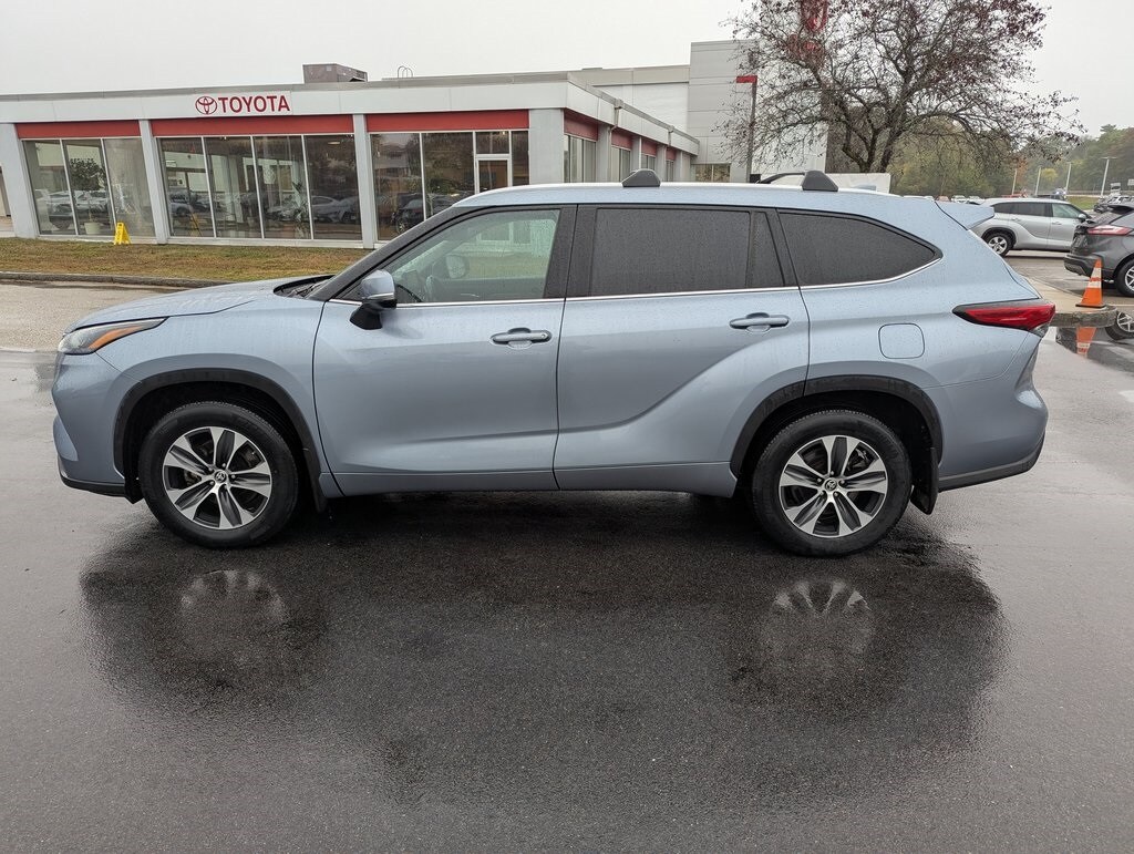 2022 Toyota Highlander XLE photo 2