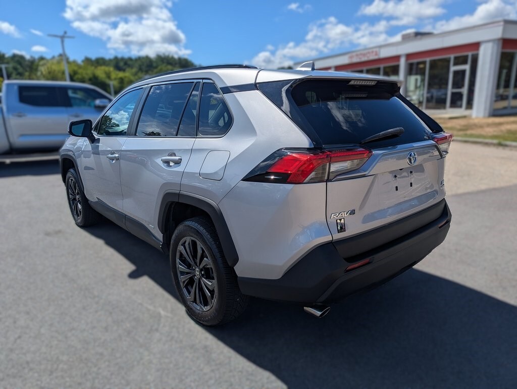2022 Toyota RAV4 Hybrid XLE Premium photo 3