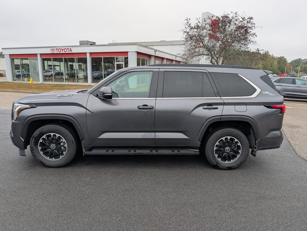 2024 Toyota Sequoia SR5 photo 2