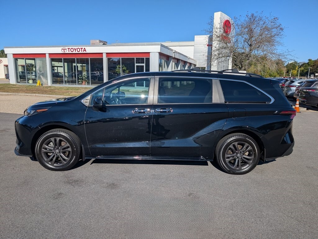 2024 Toyota Sienna Woodland Edition photo 2