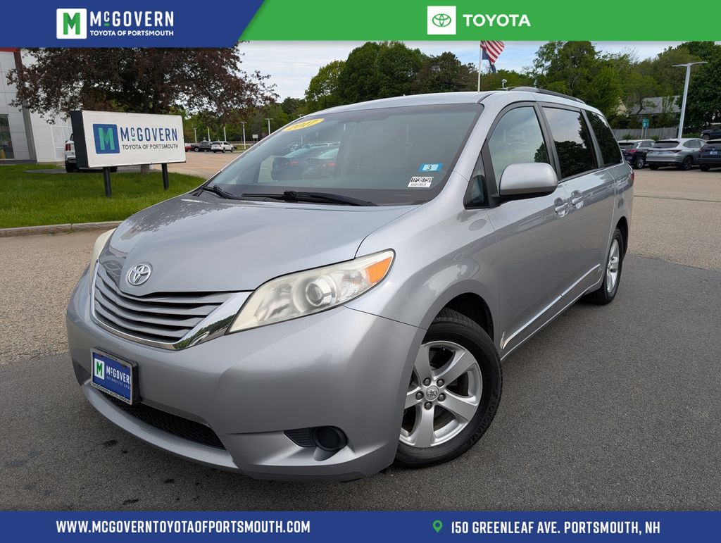 2017 Toyota Sienna LE V6 7-Passenger Access Seat's photo
