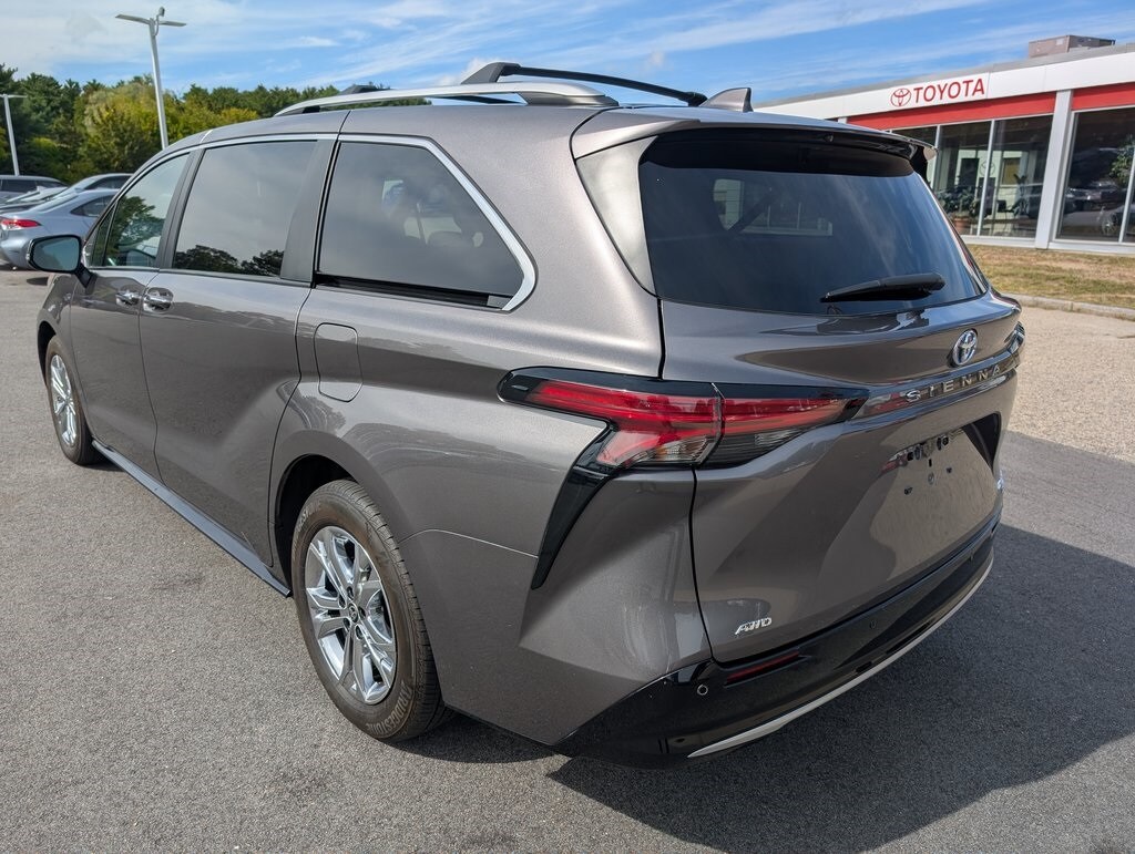 2022 Toyota Sienna Platinum photo 3