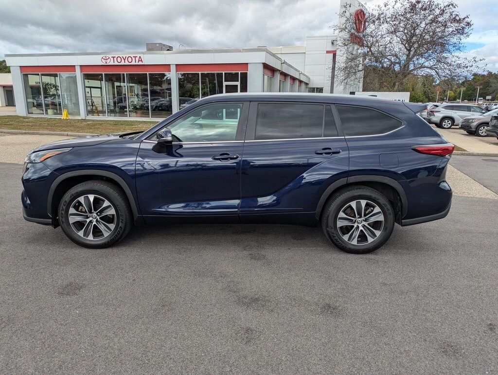 2023 Toyota Highlander XLE photo 2