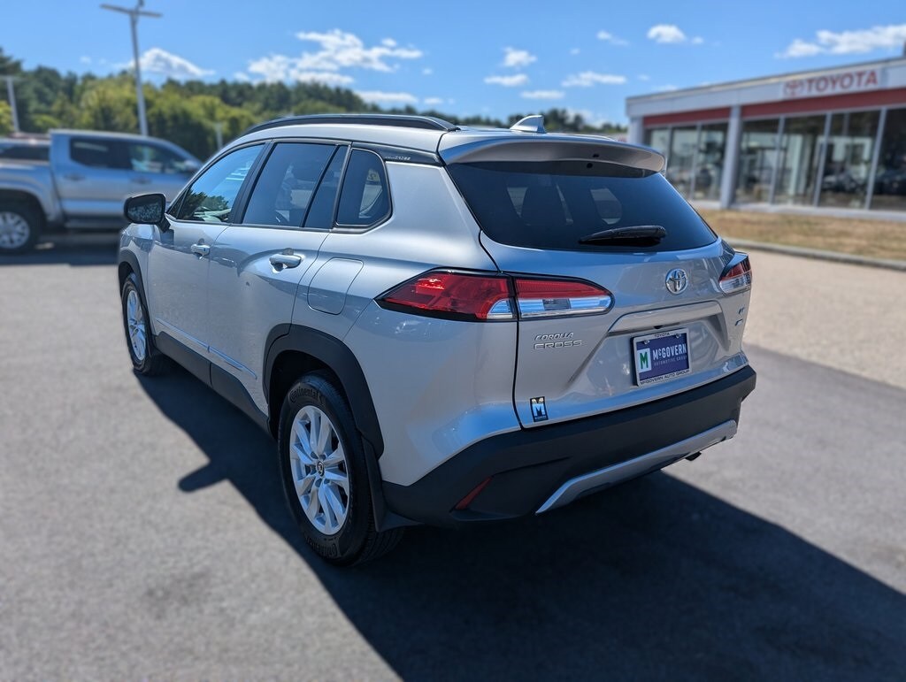 2022 Toyota Corolla Cross LE photo 3