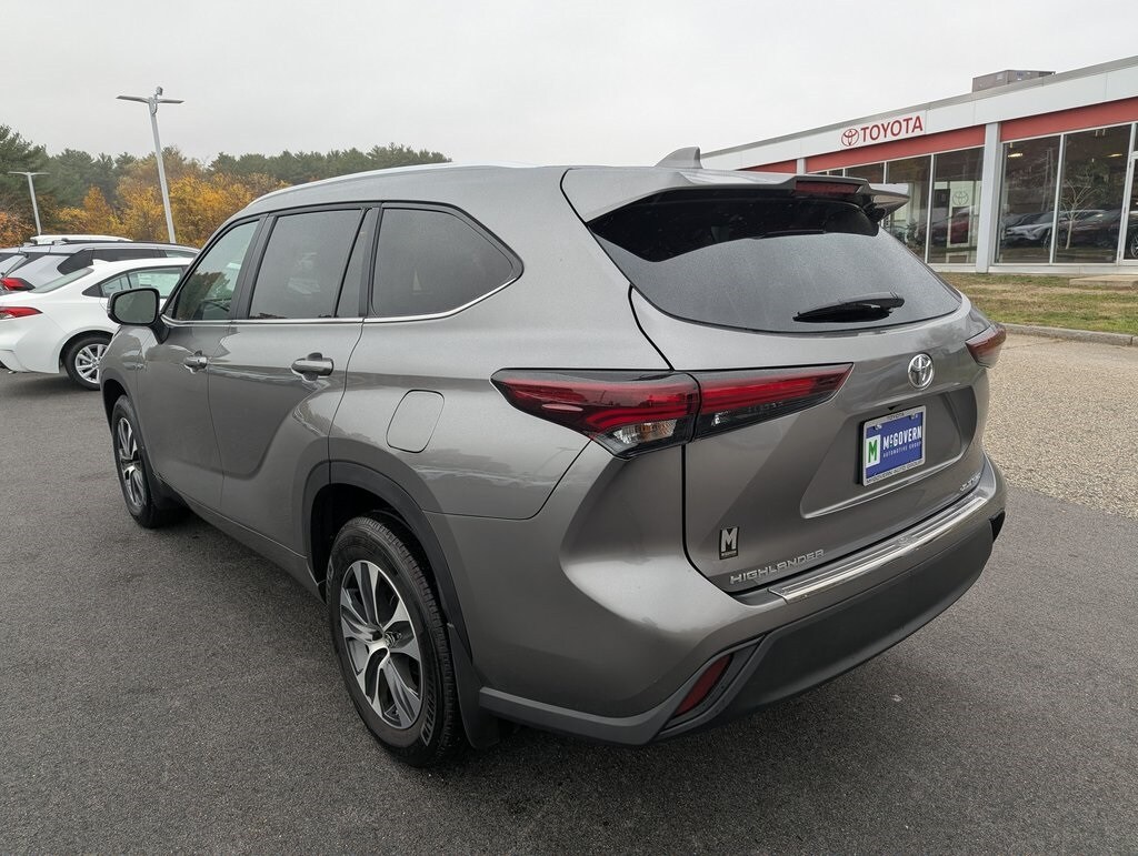 2025 Toyota Highlander XLE photo 2
