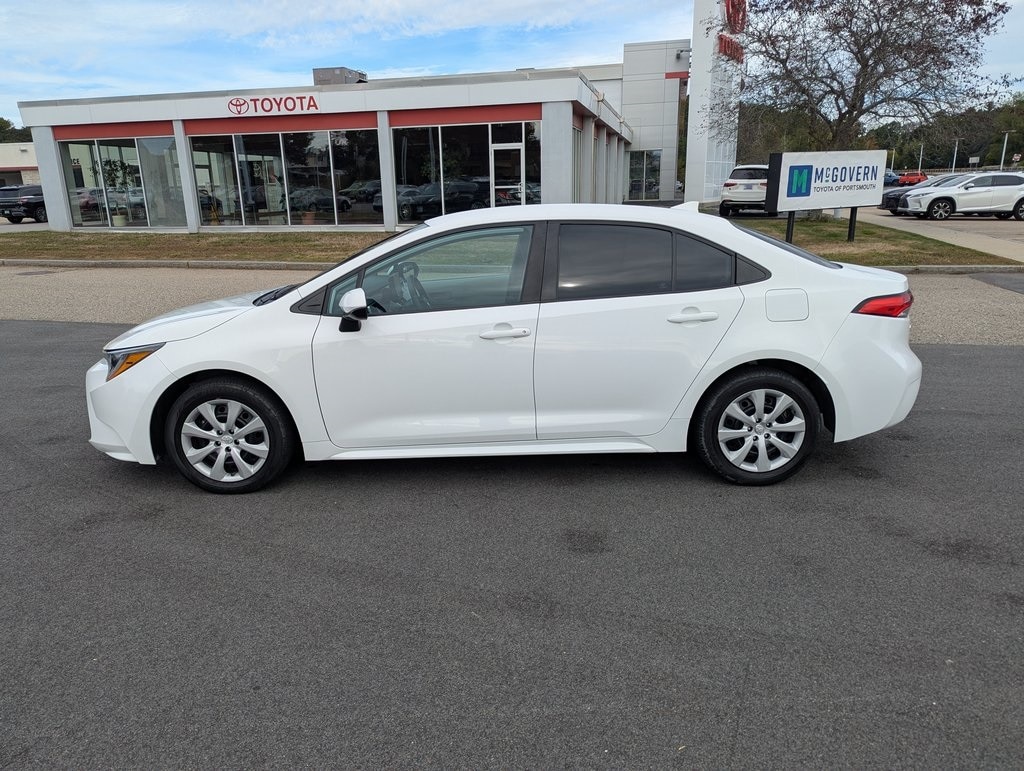 Used 2022 Toyota Corolla LE with VIN 5YFEPMAE4NP285575 for sale in Northfield, Minnesota
