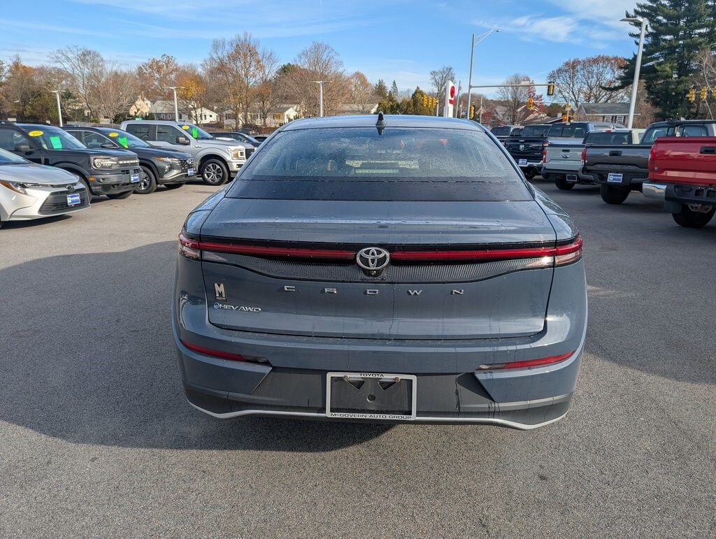 2025 Toyota Crown XLE photo 4