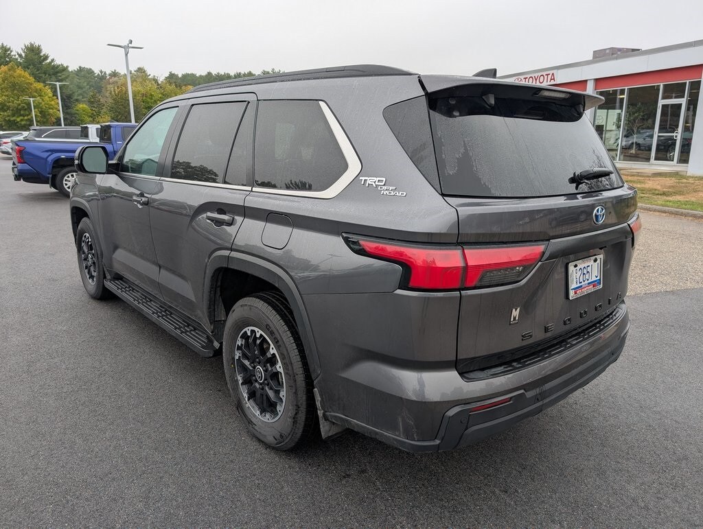 2024 Toyota Sequoia SR5 photo 3