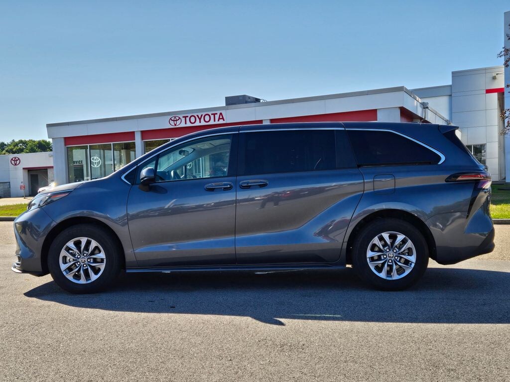 Used 2025 Toyota Sienna LE Minivan/Van