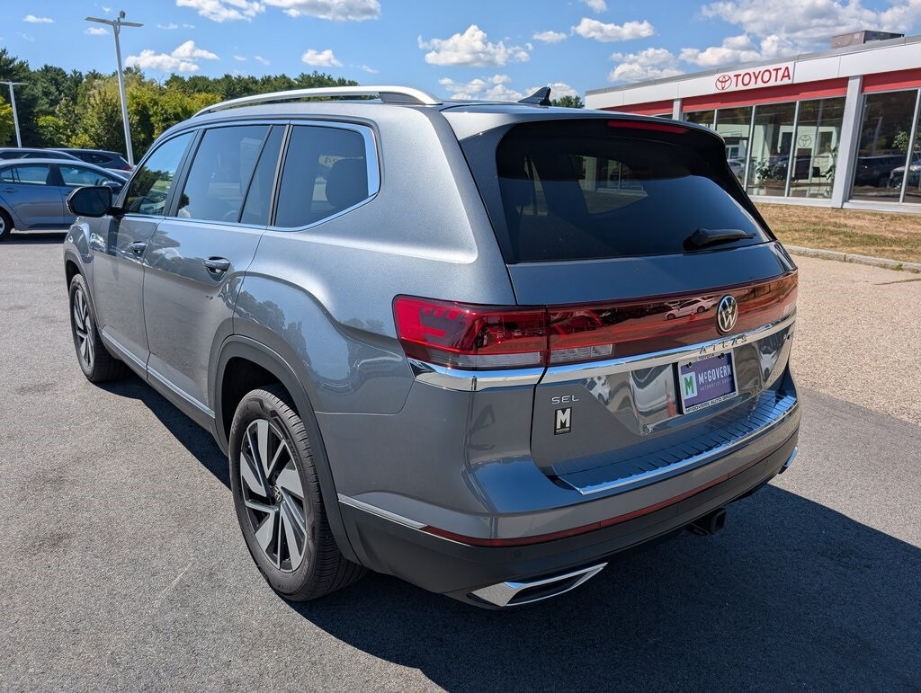 2024 Volkswagen Atlas SEL photo 2