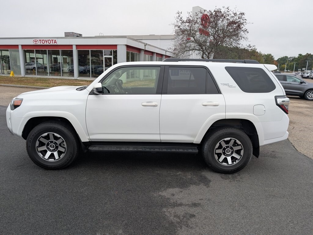 2024 Toyota 4Runner TRD Off-Road photo 2