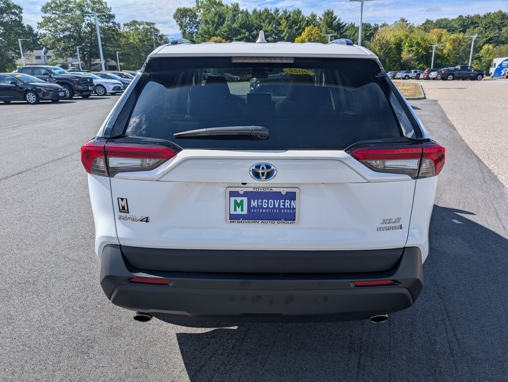 2022 Toyota RAV4 Hybrid XLE photo 3