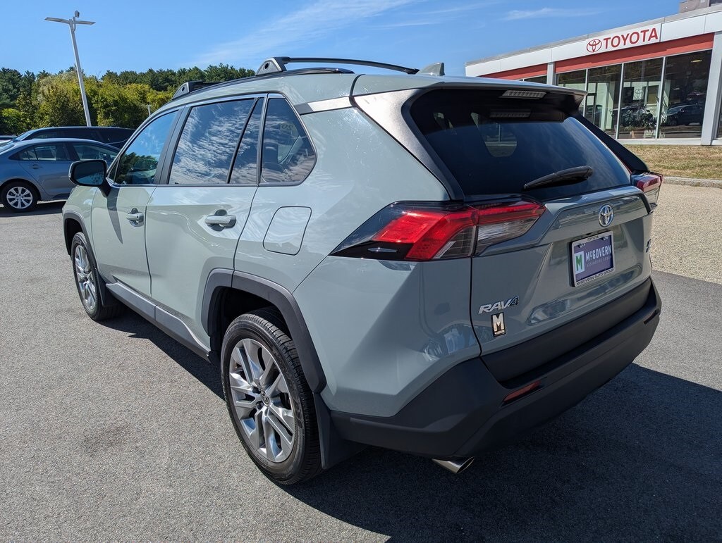 2022 Toyota RAV4 XLE Premium photo 3