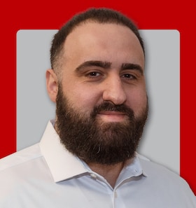 Staff member Kris Ilo from 4b26dfdbfdf1