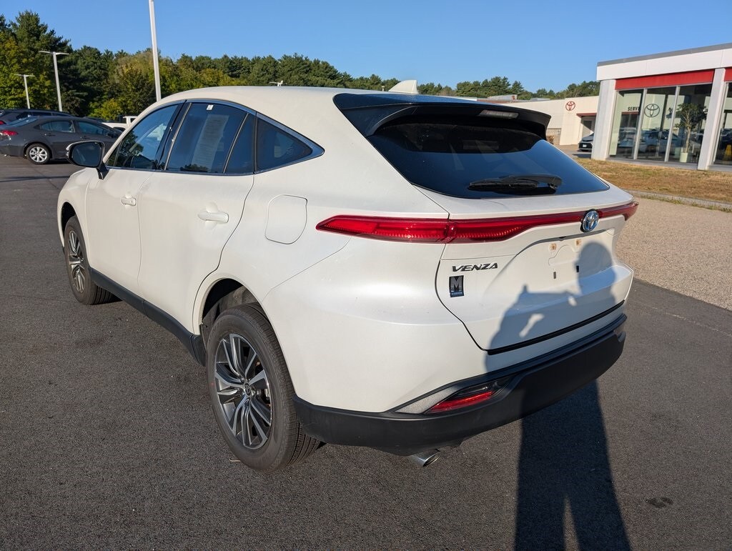 2023 Toyota Venza LE photo 2