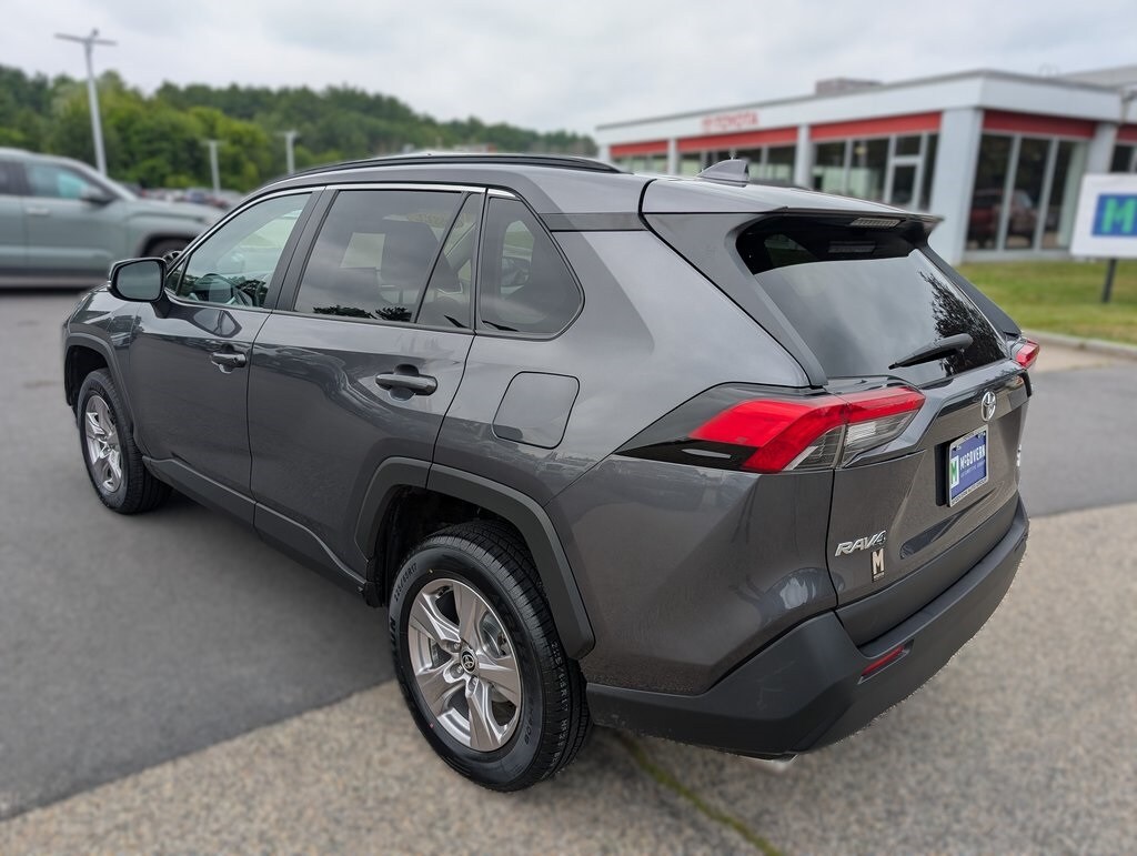 2022 Toyota RAV4 XLE photo 3