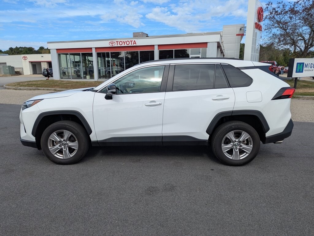 2023 Toyota RAV4 XLE photo 2