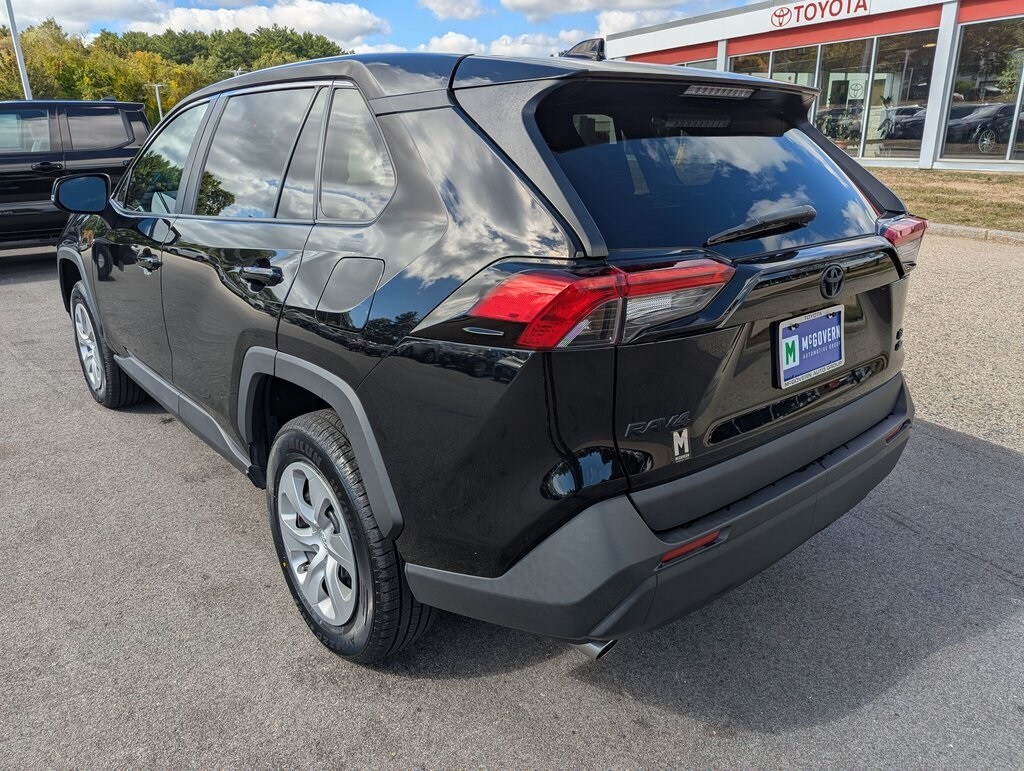 2022 Toyota RAV4 LE photo 2
