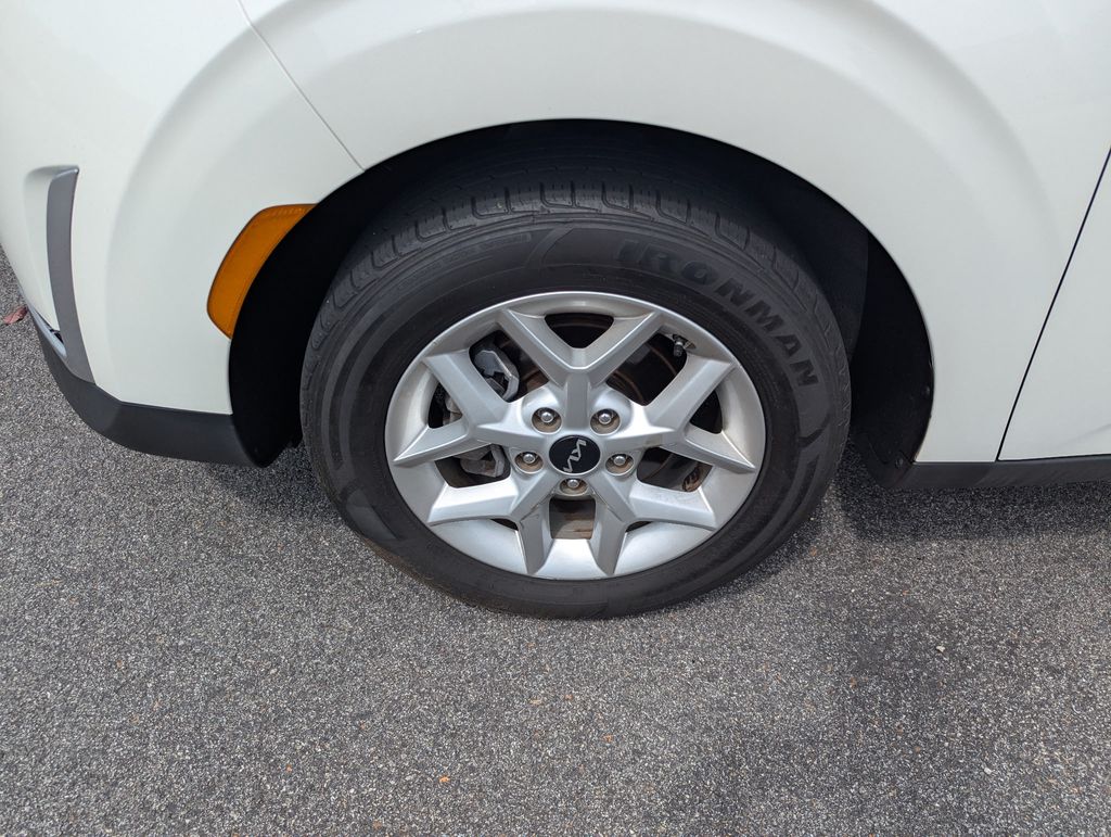 2023 Kia Soul LX - Photo 11