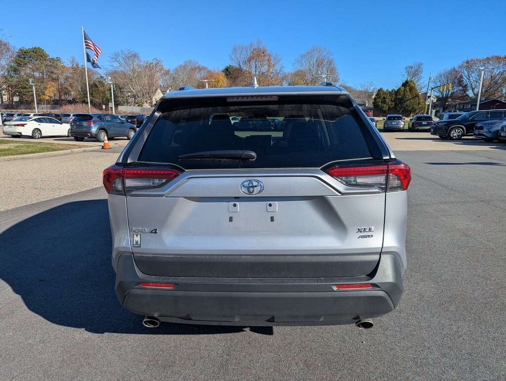 2025 Toyota RAV4 XLE photo 3